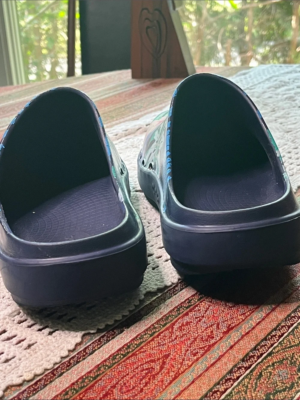 OOFOS. OOCLOOG unisex clog solid black 10 Men’s 12 Women’s Navy Tropical Floral